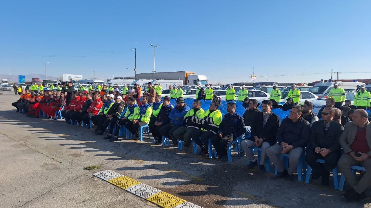 کانون جهانگردی و اتومبیلرانی استان قزوین با 85 دستگاه خودروی سنگین و فوق سنگین در طرح زمستانی مشارکت دارد. کانون جهانگردی و اتومبیلرانی استان قزوین با 85 دستگاه خودروی سنگین و فوق سنگین در طرح زمستانی مشارکت دارد.