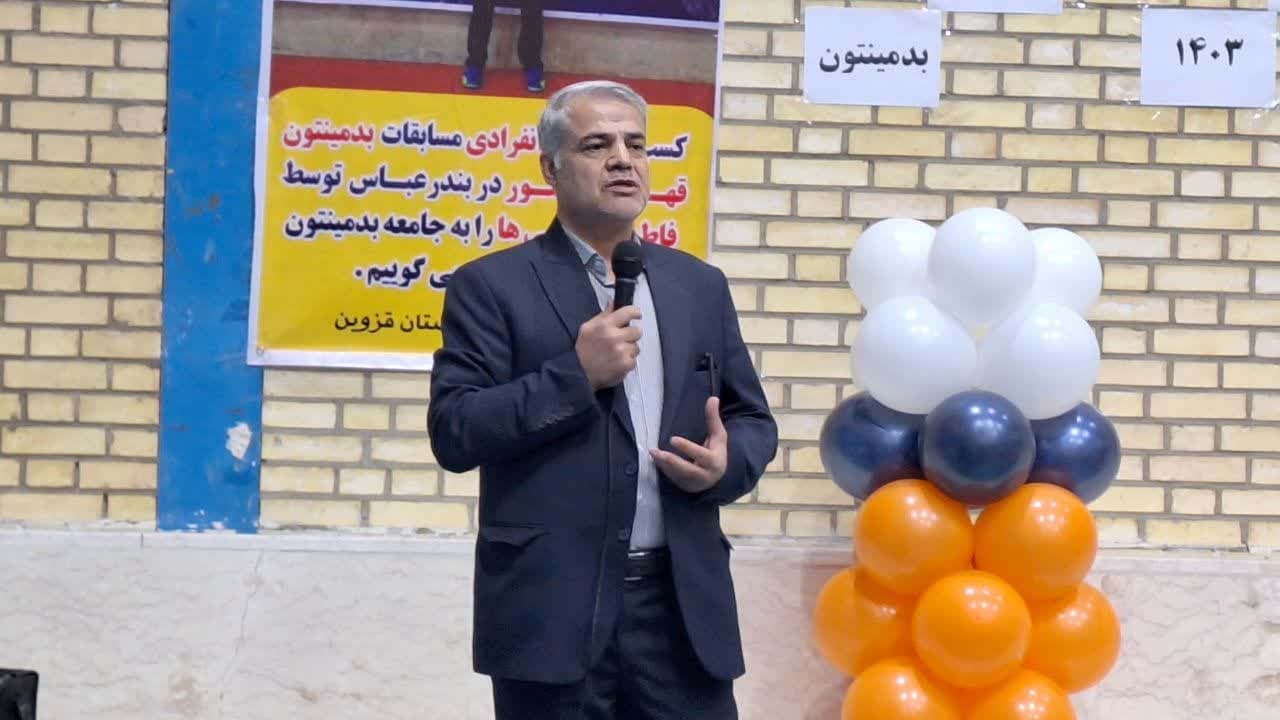 ورزشکاران دختر رشته بدمینتون تجلیل شدند ورزشکاران دختر رشته بدمینتون تجلیل شدند