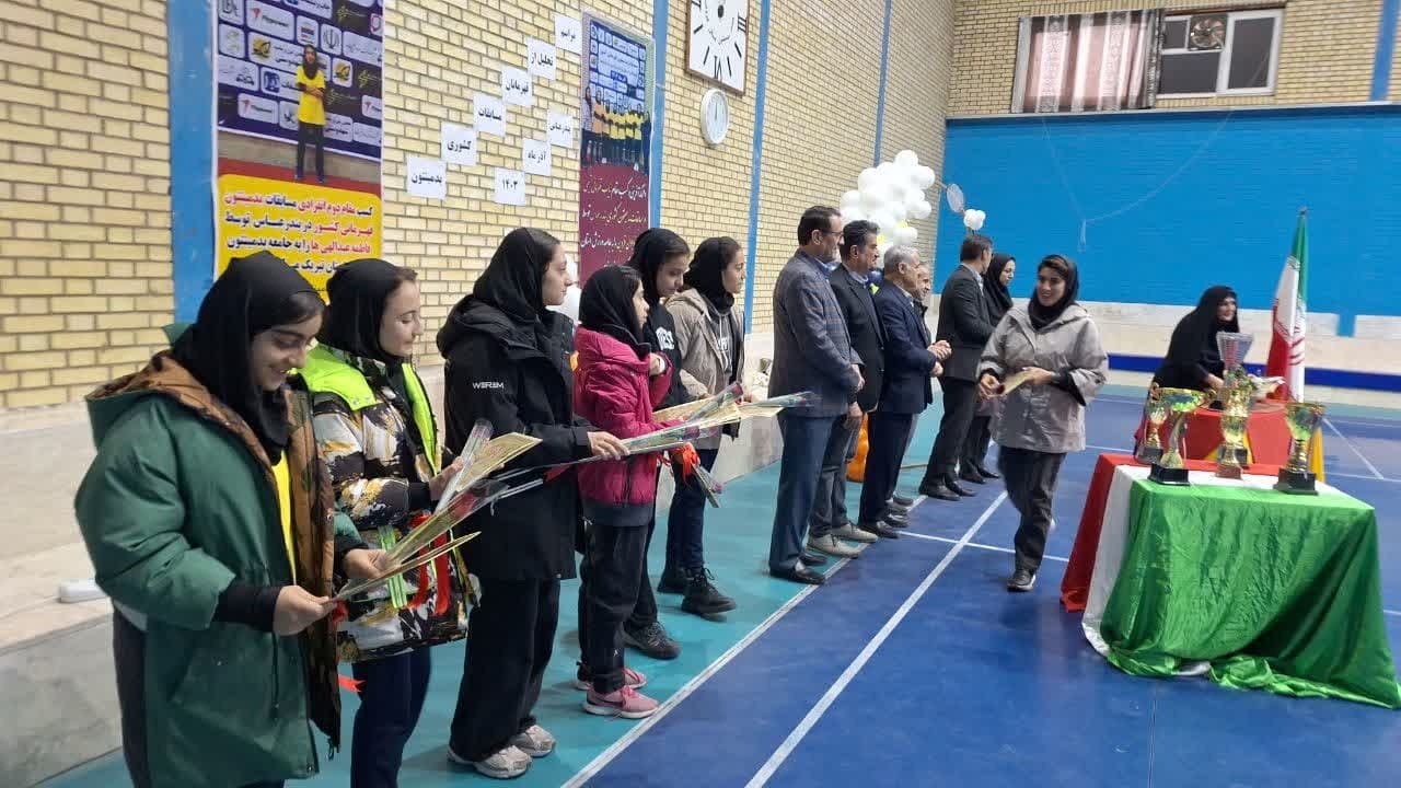 ورزشکاران دختر رشته بدمینتون تجلیل شدند ورزشکاران دختر رشته بدمینتون تجلیل شدند