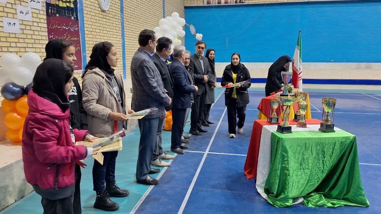 ورزشکاران دختر رشته بدمینتون تجلیل شدند ورزشکاران دختر رشته بدمینتون تجلیل شدند
