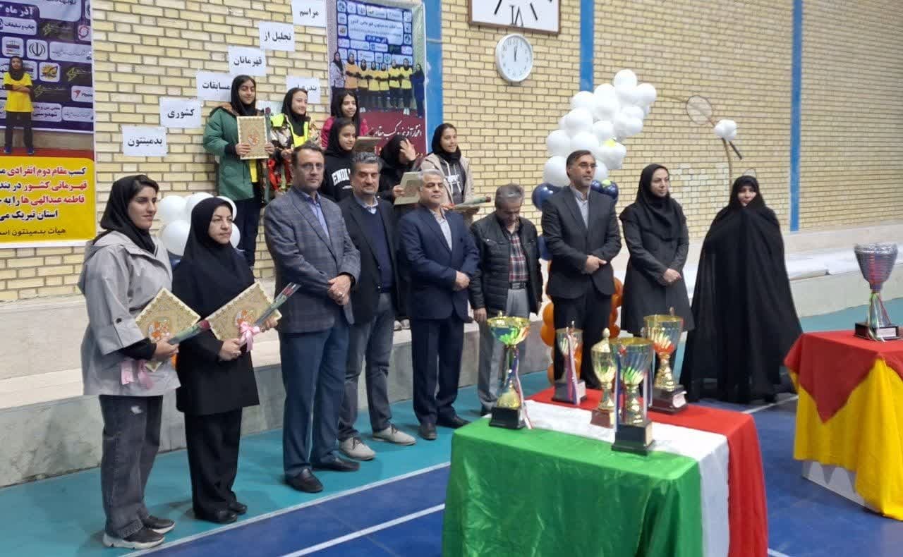 از ورزشکاران نوجوان رشته بدمینتون حمایت می کنیم