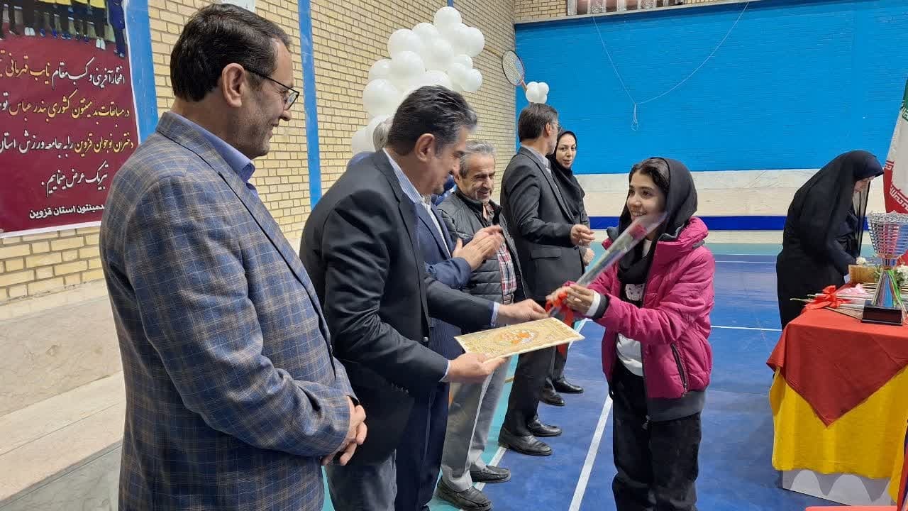 از ورزشکاران نوجوان رشته بدمینتون حمایت می کنیم