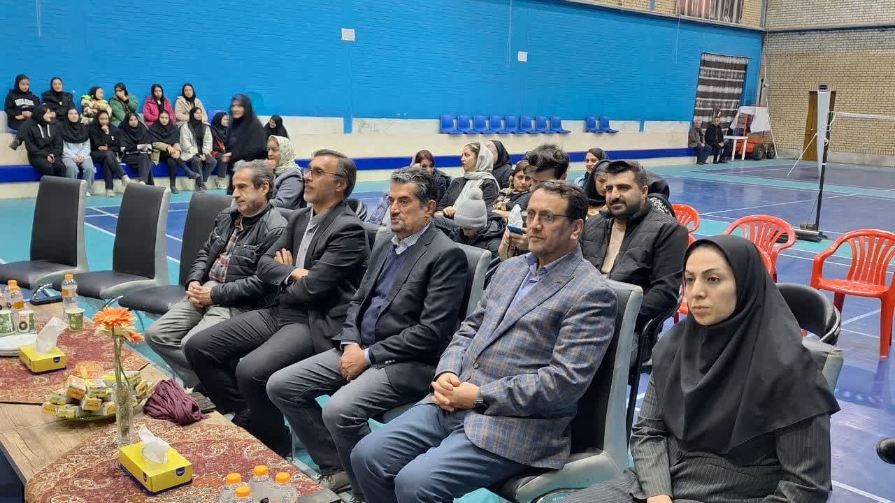 از ورزشکاران نوجوان رشته بدمینتون حمایت می کنیم