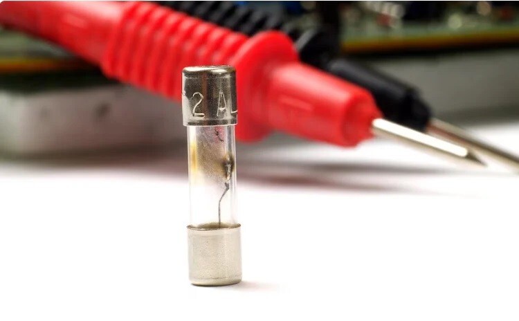 بررسی انواع مختلف فیوز و نقش آن‌ها در ایمنی سیستم‌ها