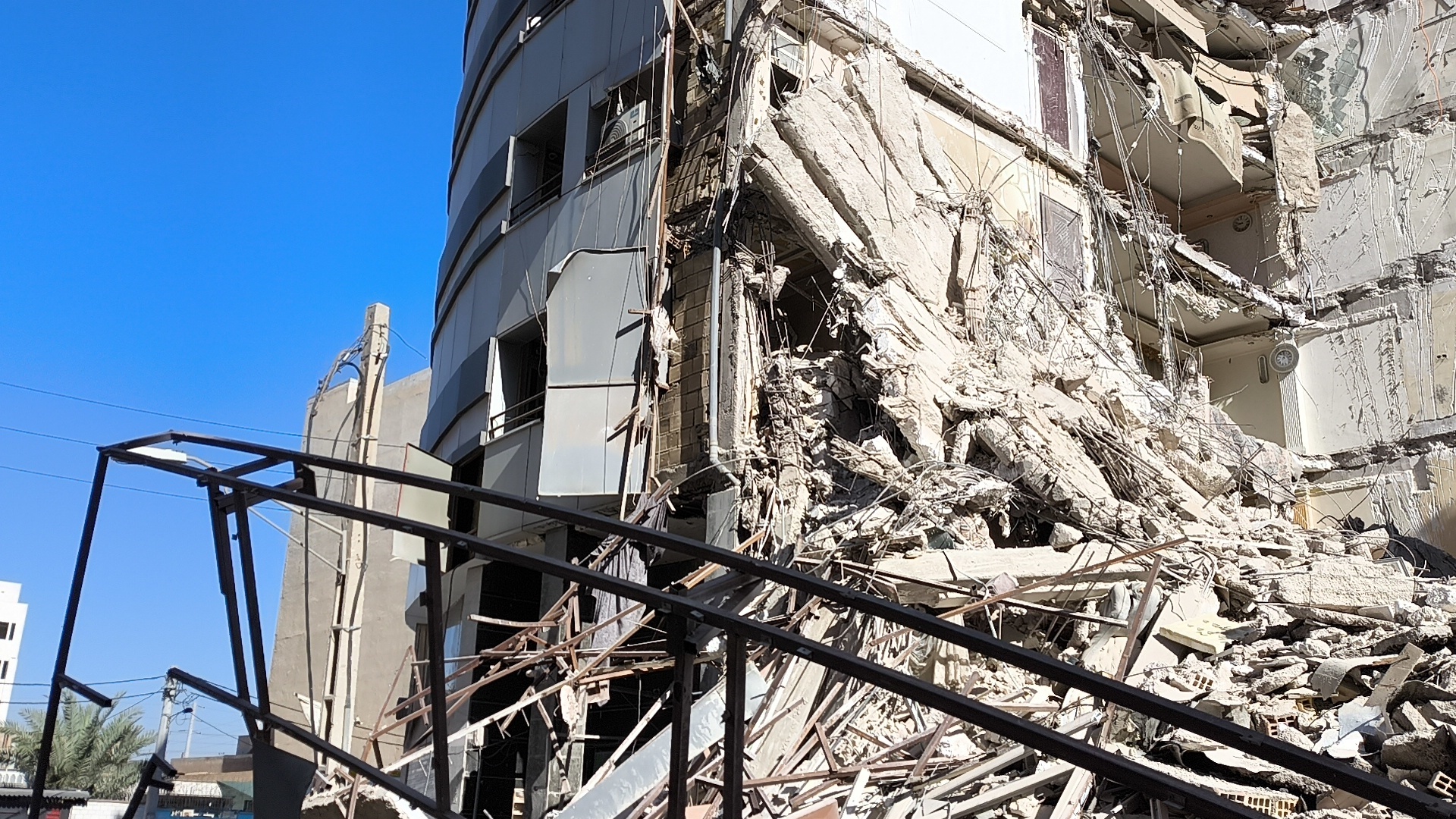  استاندار خوزستان: خوشبختانه در سانحه ریزش ساختمان 6 طبقه مسکونی تلفات جانی نداشتیم