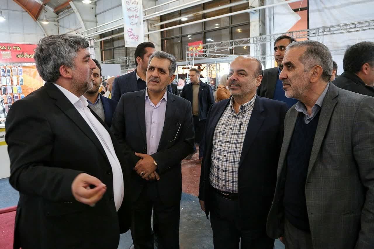 معاون اقتصادی استانداری قزوین از نمایشگاه شب یلدا دیدن کرد
