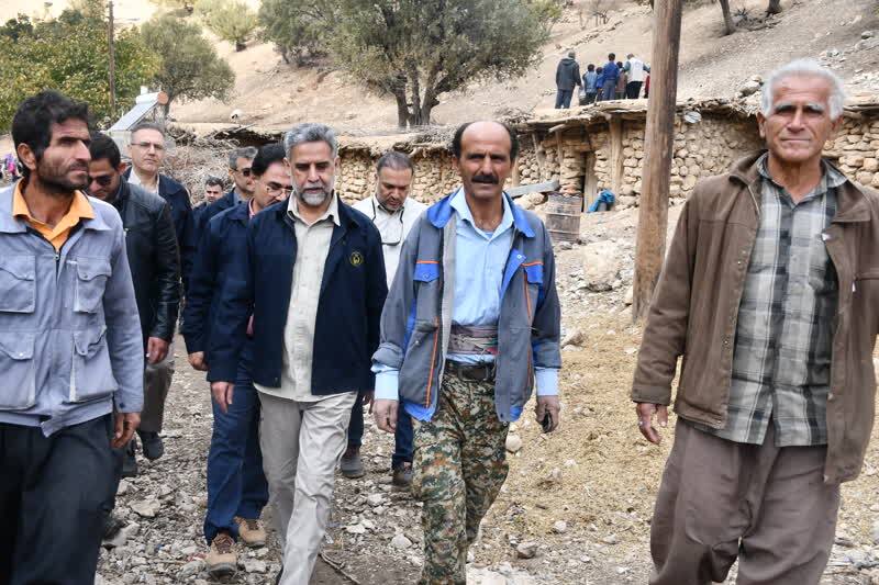 درخواست دانشآموزان این روستا کفش و لباس است درخواست دانشآموزان این روستا کفش و لباس است