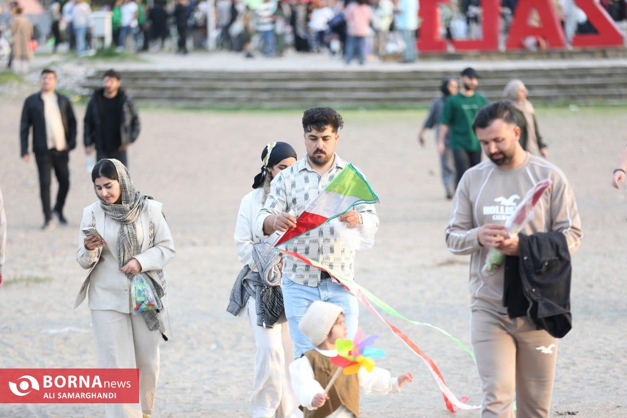پرواز بادبادکها در آسمان منطقه آزاد انزلی