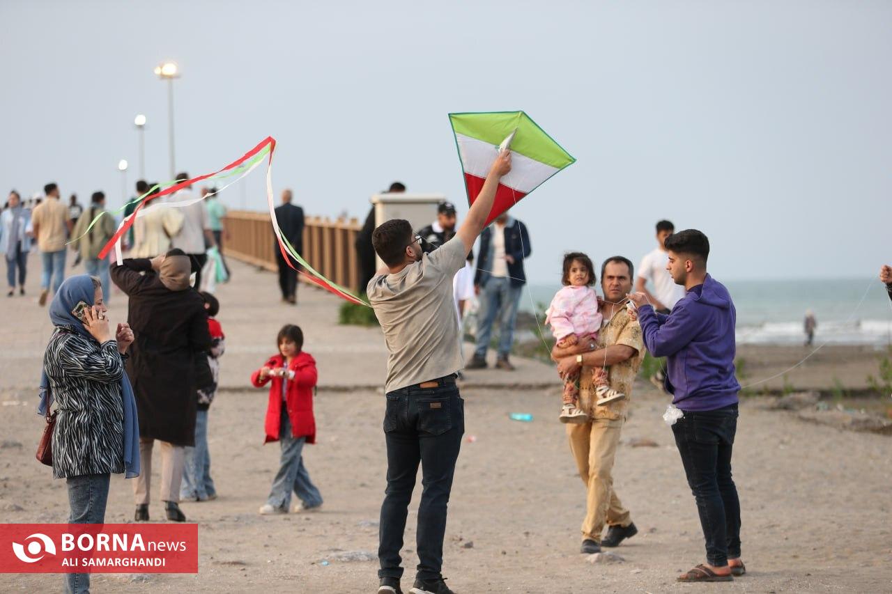 پرواز بادبادکها در آسمان منطقه آزاد انزلی