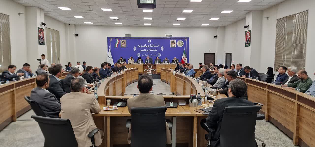 مدیر نشسته به درد دولت و مردم نمیخورد مدیر نشسته به درد دولت و مردم نمیخورد