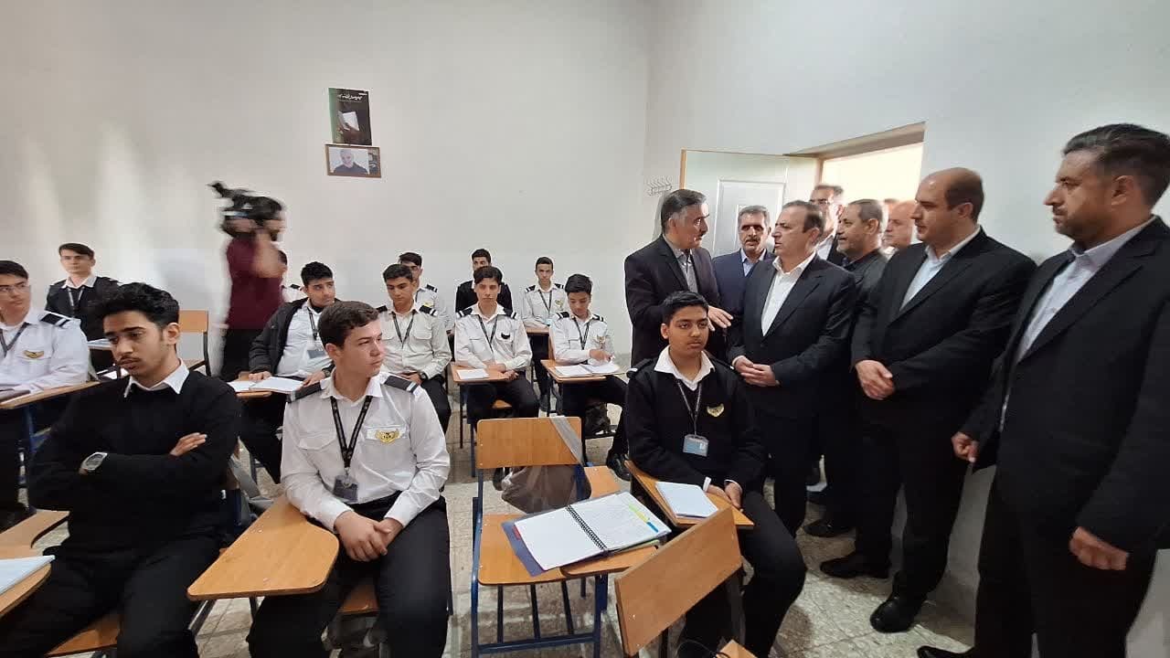 استاندار قزوین از فعالیت بخش خصوصی سپهر طلایی پارس در فرودگاه قزوین بازدید کرد استاندار قزوین از فعالیت بخش خصوصی سپهر طلایی پارس در فرودگاه قزوین بازدید کرد