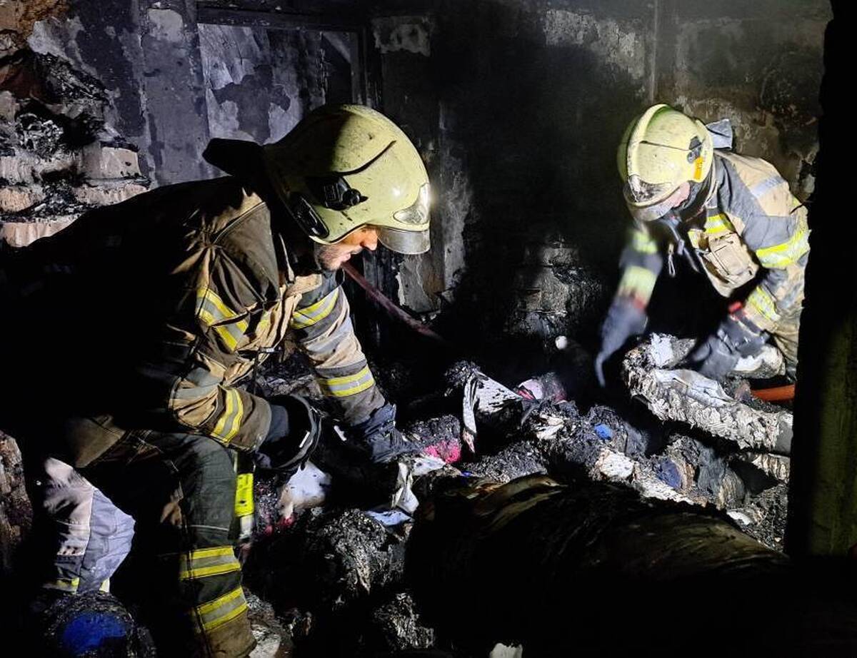 آتش سوزی در ساختمان قدیمی  خیابان شوش/ یک آتش نشان در عملیات اطفا حریق مصدوم شد