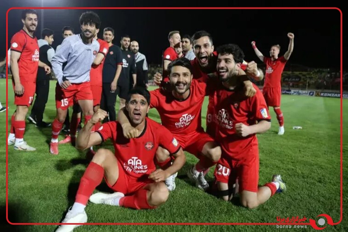 جشن صعود بازیکنان تراکتور در وسط چمن یادگار امام