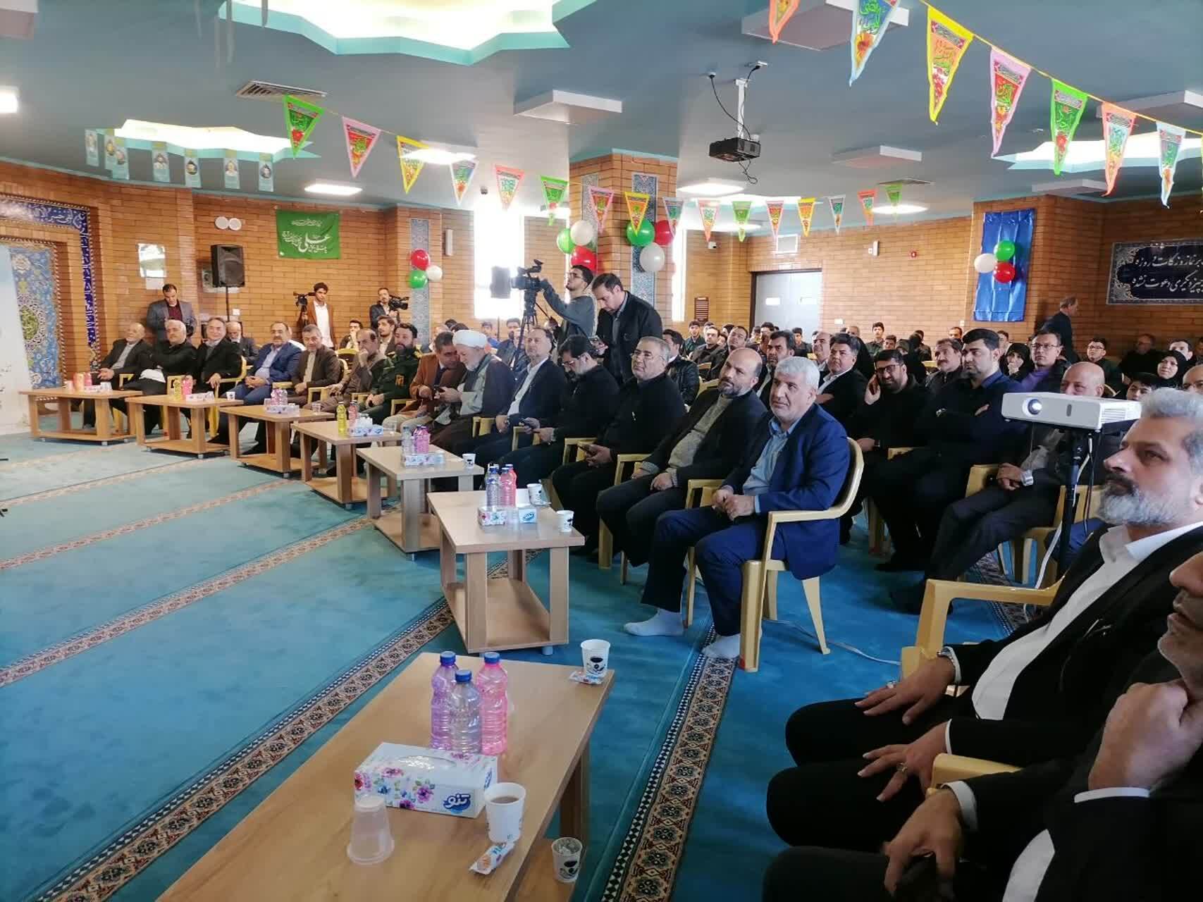 تجلیل از خیر مدرسه ساز نمونه کشور در قم تجلیل از خیر مدرسه ساز نمونه کشور در قم