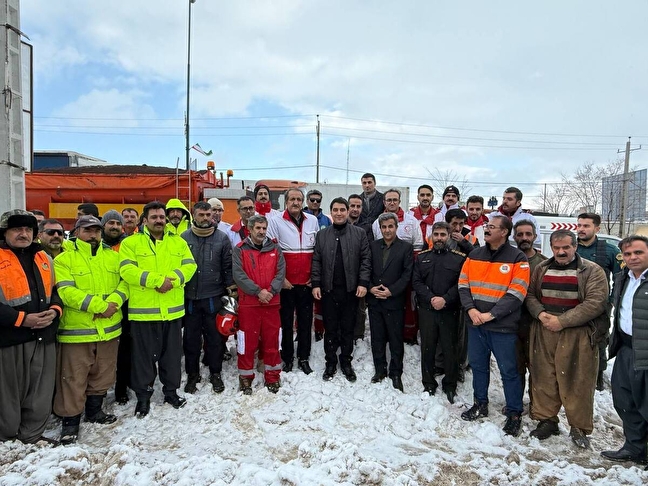 بازدید میدانی استاندار کردستان از امدادرسانی جاده ای در مسیر دیواندره–سقز/ حضور استاندار در میان نیروهای امدادی و خدماتی زرینه