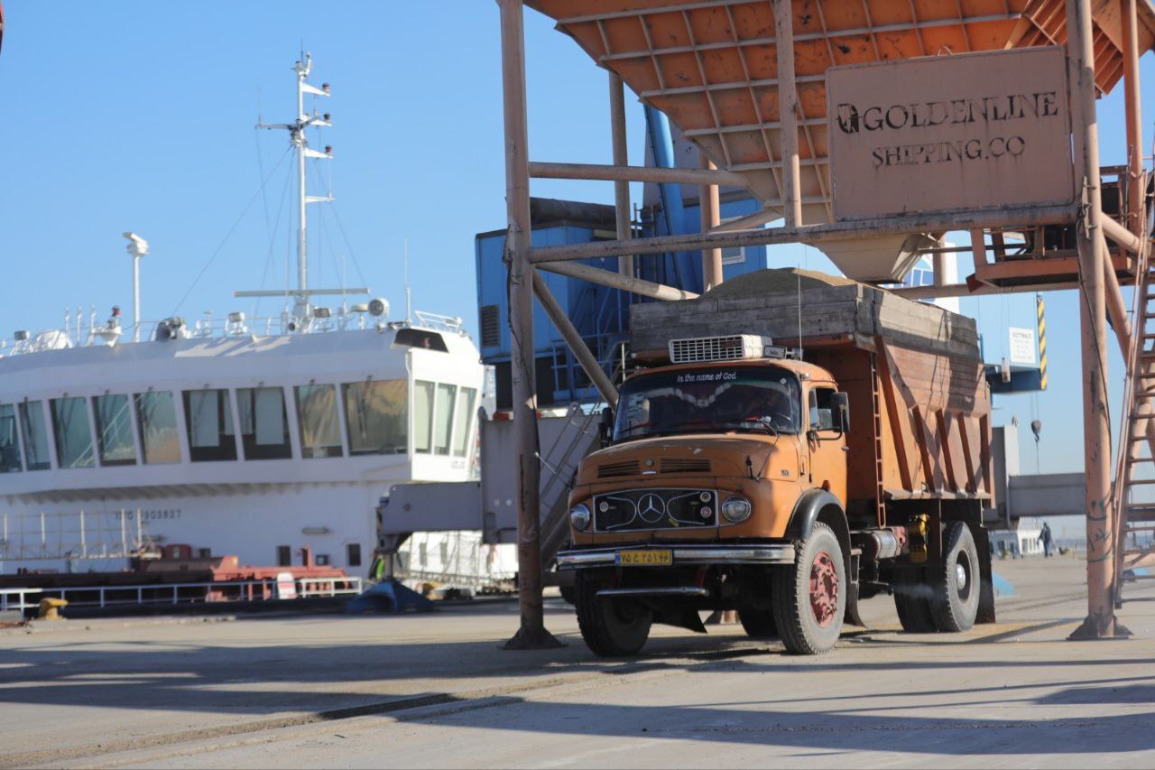 واردات بیش از ۸۴۰ هزار تن نهاده دامی از بنادر كاسپین و انزلی