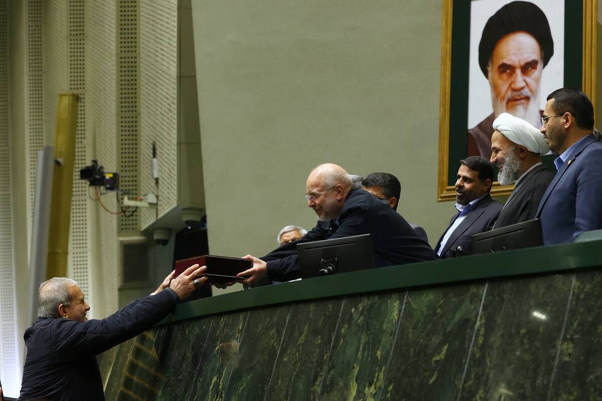 انقباضی‌ترین بودجه تاریخ به مجلس تقدیم شد/ افزایش ۲۰ درصدی حقوق کارمندان