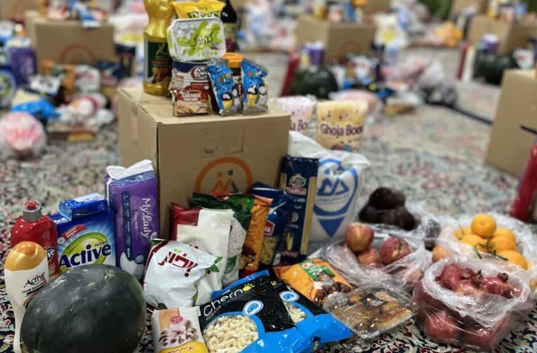 توزیع اقلام یلدایی تهیه شده در کمپین یلدای مهربانی به همراه سبد کالای آذرماه