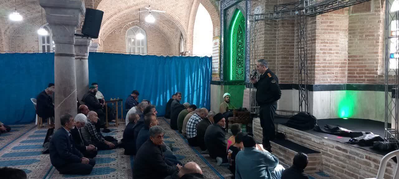 حضور و گفتگو عوامل فراجا در امام زاده یحیی (ع) با مردم و نمازگزاران و بررسی مشکلات حضور و گفتگو عوامل فراجا در امام زاده یحیی (ع) با مردم و نمازگزاران و بررسی مشکلات