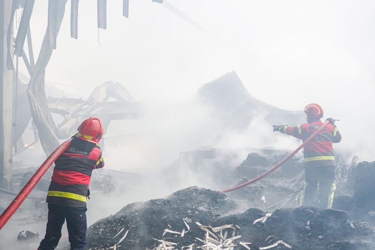 تلاش بی وقفه آتشنشانان برای مهار آتش یک واحد تولیدی در منطقه ویژه اقتصادی سلفچگان