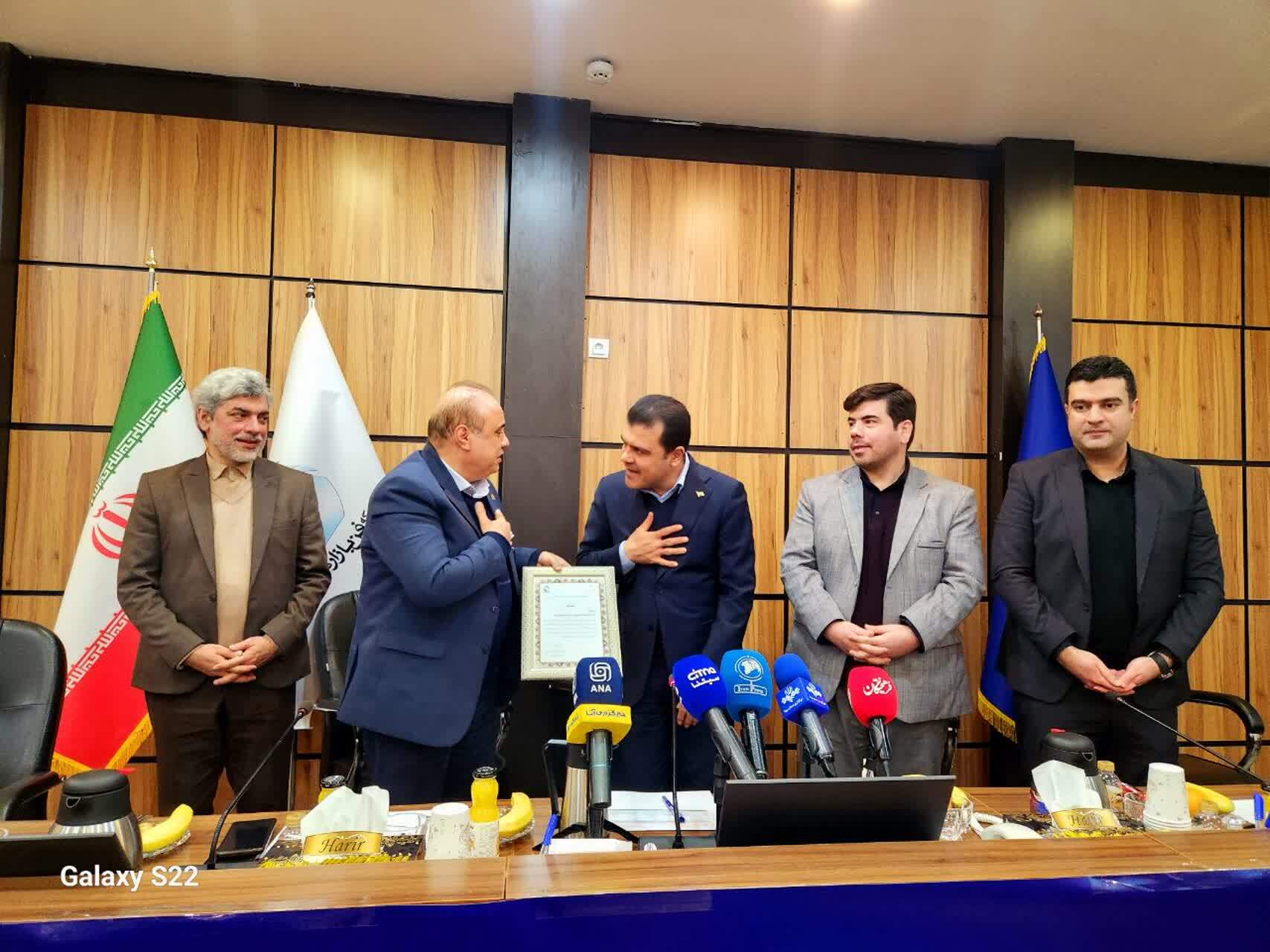 تقدیر معاونت فنآوری ریاست جمهوری از مدیرعامل شرکت شهرک های صنعتی استان قزوین تقدیر معاونت فنآوری ریاست جمهوری از مدیرعامل شرکت شهرک های صنعتی استان قزوین