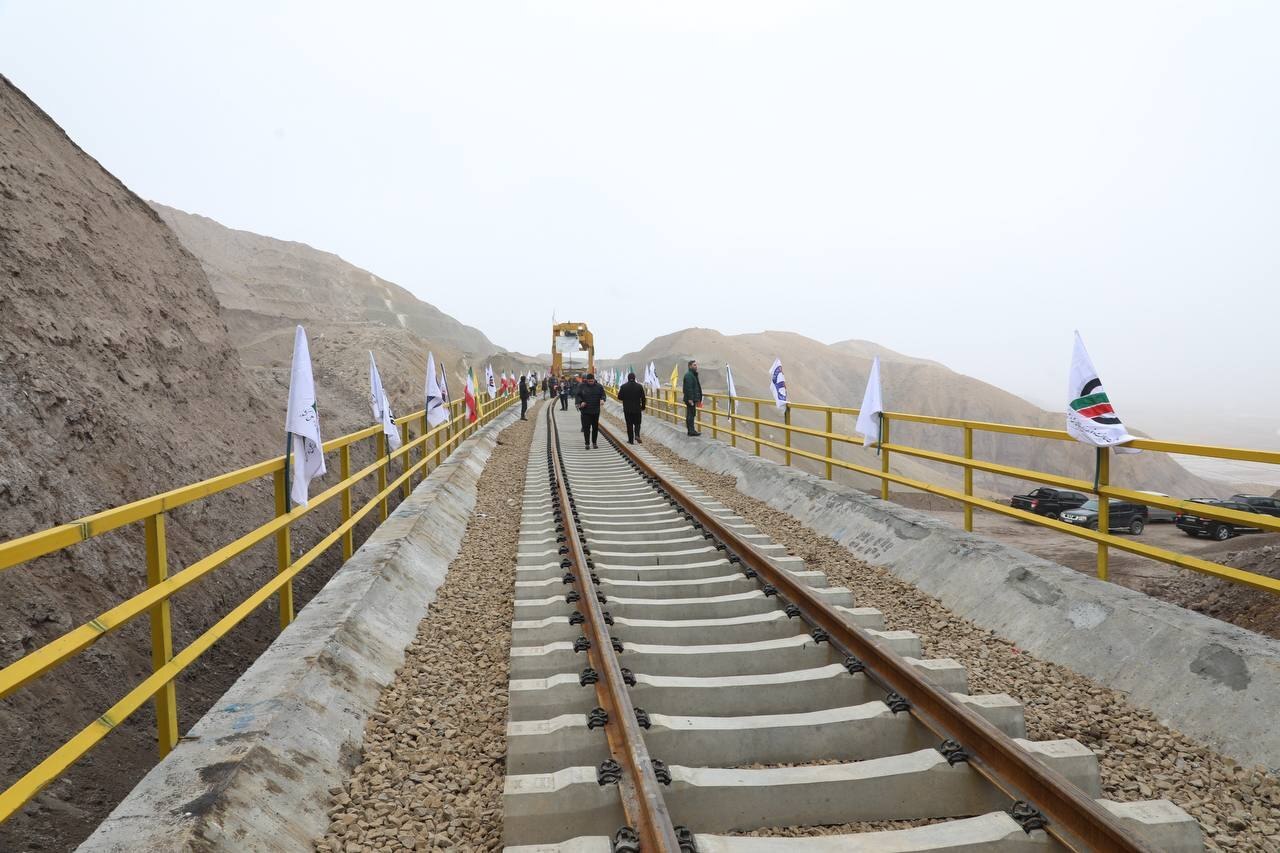 وزیر راه: صدای سوت قطار تا پایان سال در اردبیل شنیده می‌شود/ریل‌گذاری راه‌آهن اردبیل–میانه به پایان رسید