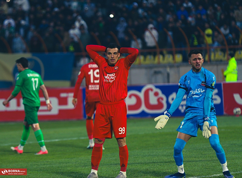 دیدار تیم‌های فوتبال شمس‌آذر - تراکتور