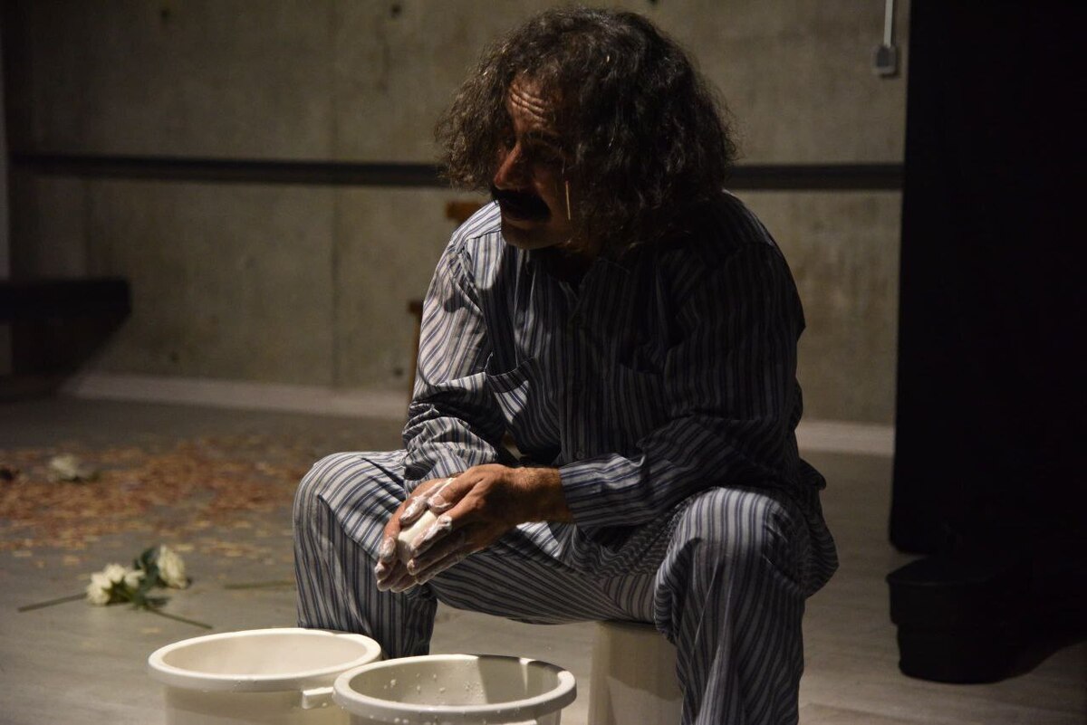 اجرای ویژه عکاسان و خبرنگاران نمایش «پابرهنه، لخت، قلبی در مشت»