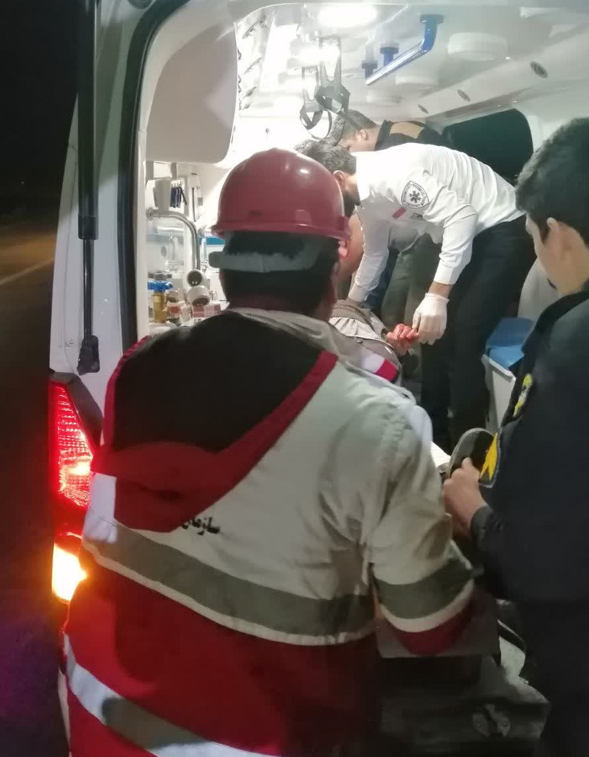 رهاسازی راننده محبوس در کامیون سقوط‌ کرده به دره توسط نجاتگران هلال‌احمر اندیمشک