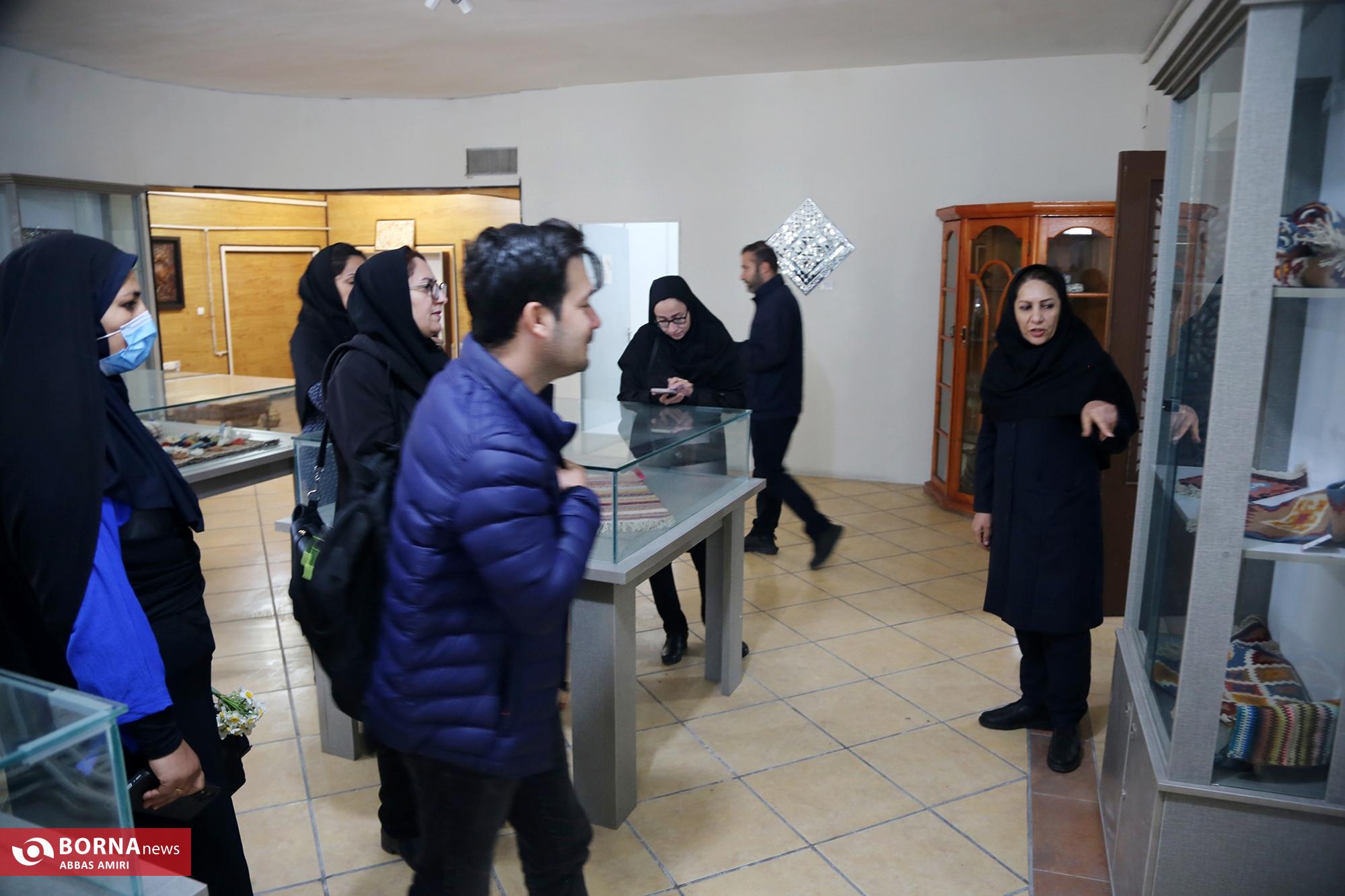 بازدید خبرنگاران از مرکز آموزش، پژوهش و نوآوری صنایع دستی فارس؛ نقش آموزش مستمر در توسعه و اشتغال‌زایی صنایع دستی
