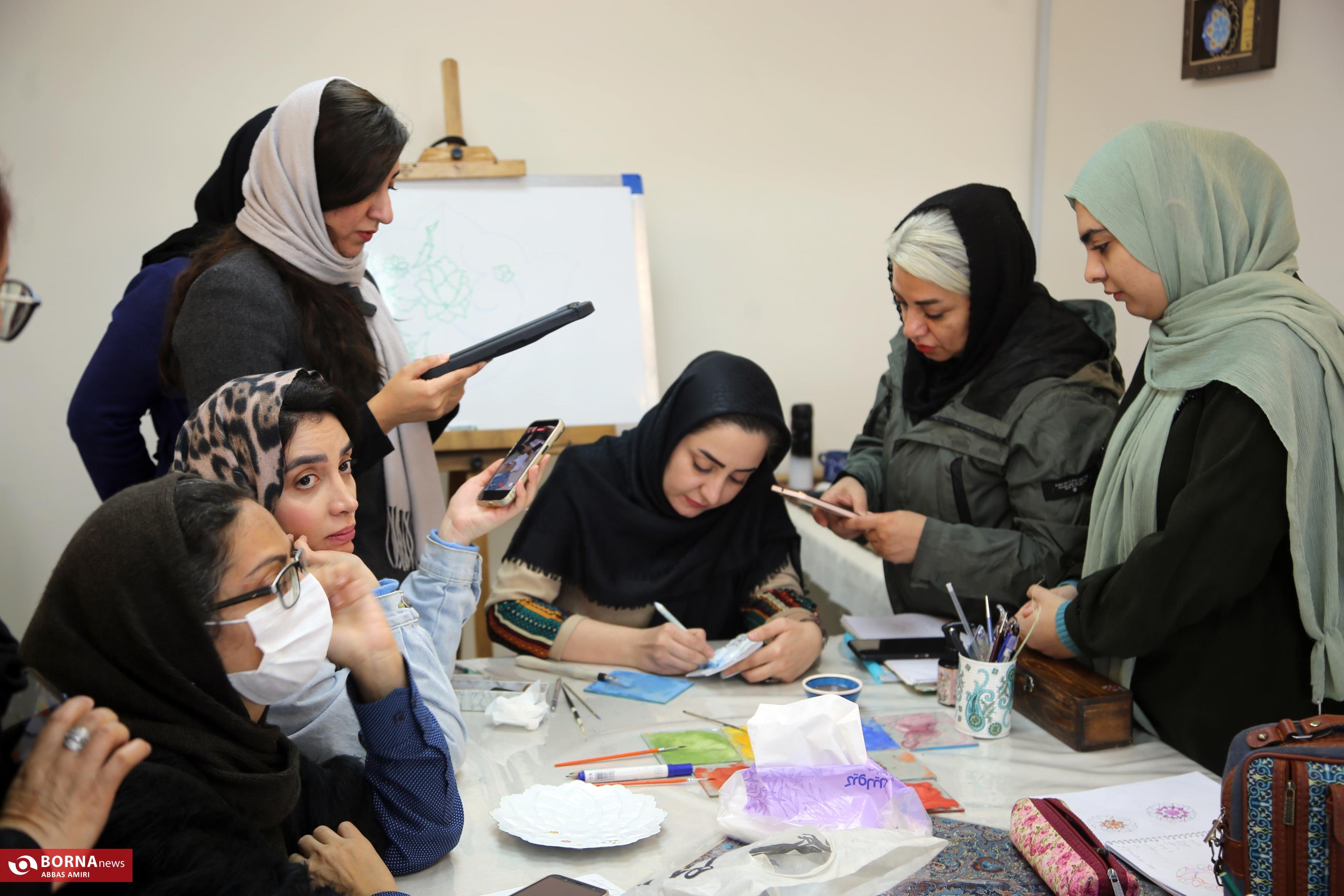 بازدید خبرنگاران از مرکز آموزش، پژوهش و نوآوری صنایع دستی فارس؛ نقش آموزش مستمر در توسعه و اشتغال‌زایی صنایع دستی