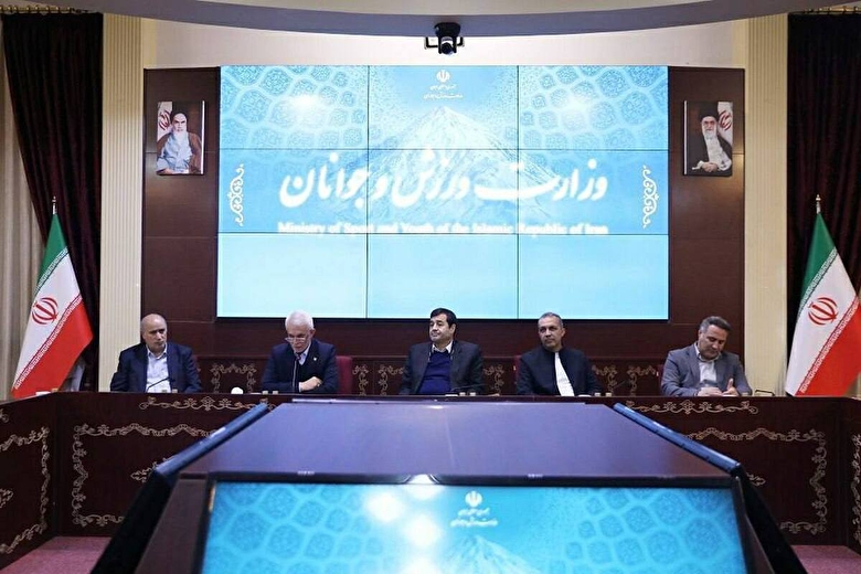 آغاز نشست مشترک مدیران سرخابی، تراکتور و سپاهان با احمد دنیامالی