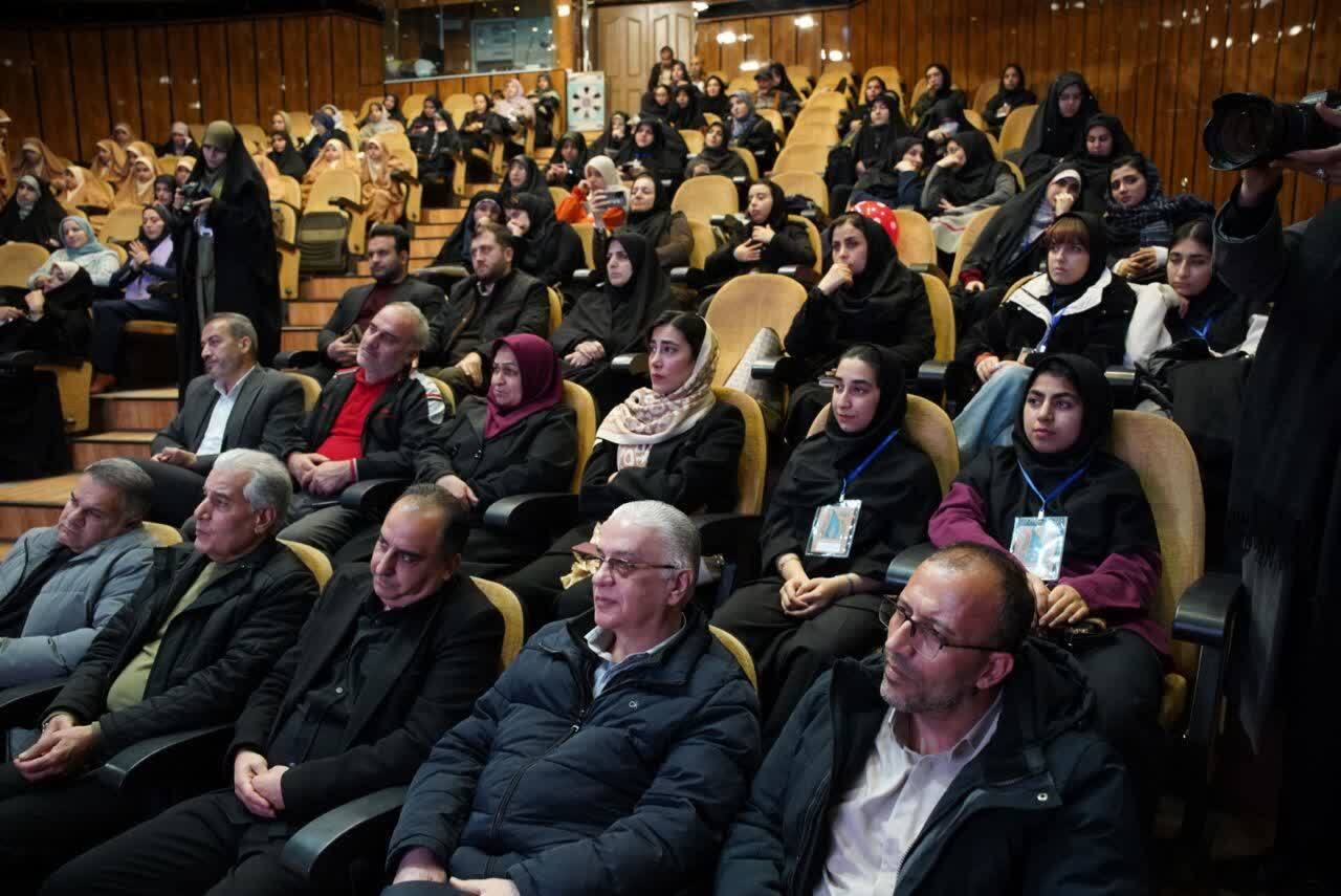 معاون سیاسی استاندار قزوین از نمایشگاه مد و لباس بانوان بازدید کرد