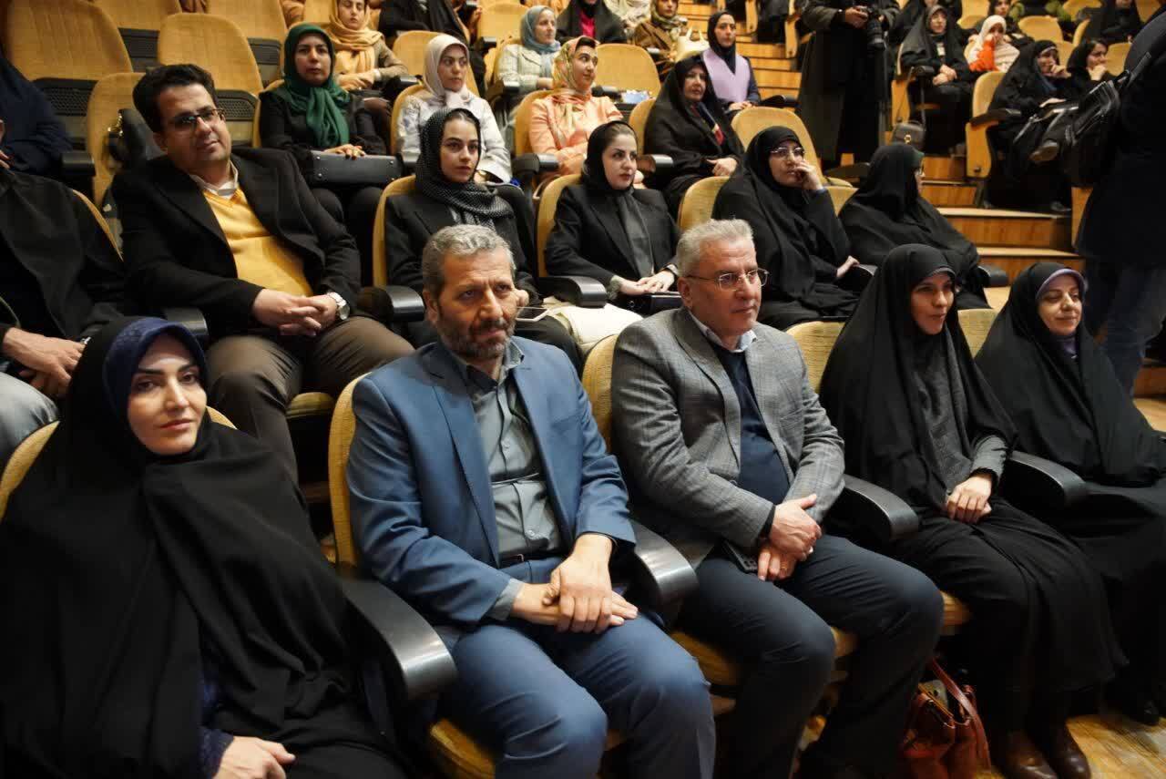 معاون سیاسی استاندار قزوین از نمایشگاه مد و لباس بانوان بازدید کرد