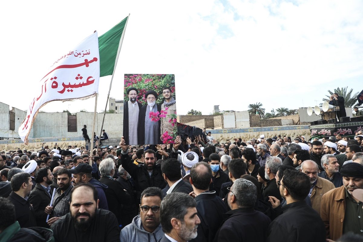 پیکر آیت‌الله شفیعی تشییع و در جوار فرزندانش به خاک سپرده شد