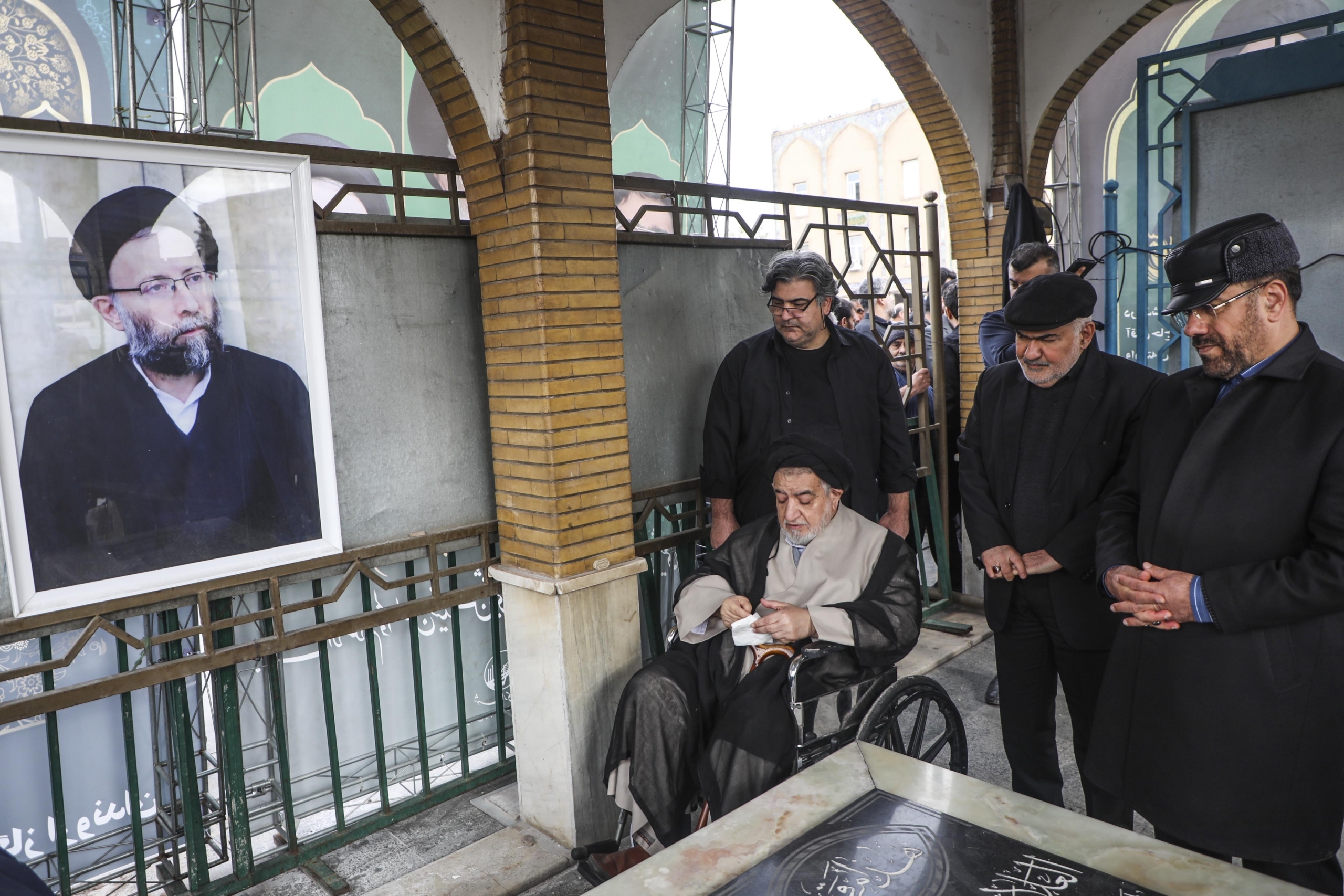 پیکر آیتالله شفیعی تشییع و در جوار فرزندانش به خاک سپرده شد پیکر آیتالله شفیعی تشییع و در جوار فرزندانش به خاک سپرده شد