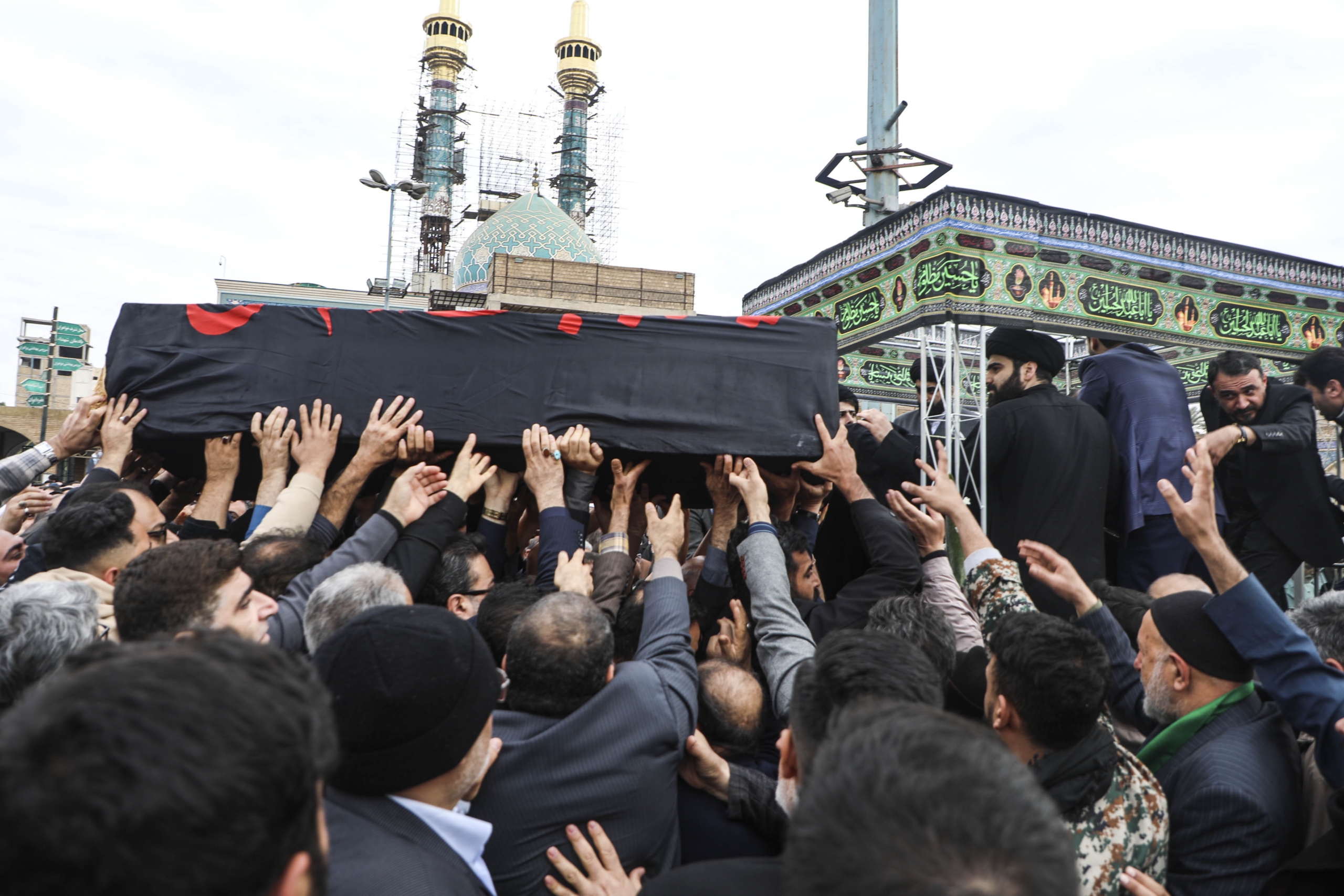 پیکر آیتالله شفیعی تشییع و در جوار فرزندانش به خاک سپرده شد پیکر آیتالله شفیعی تشییع و در جوار فرزندانش به خاک سپرده شد