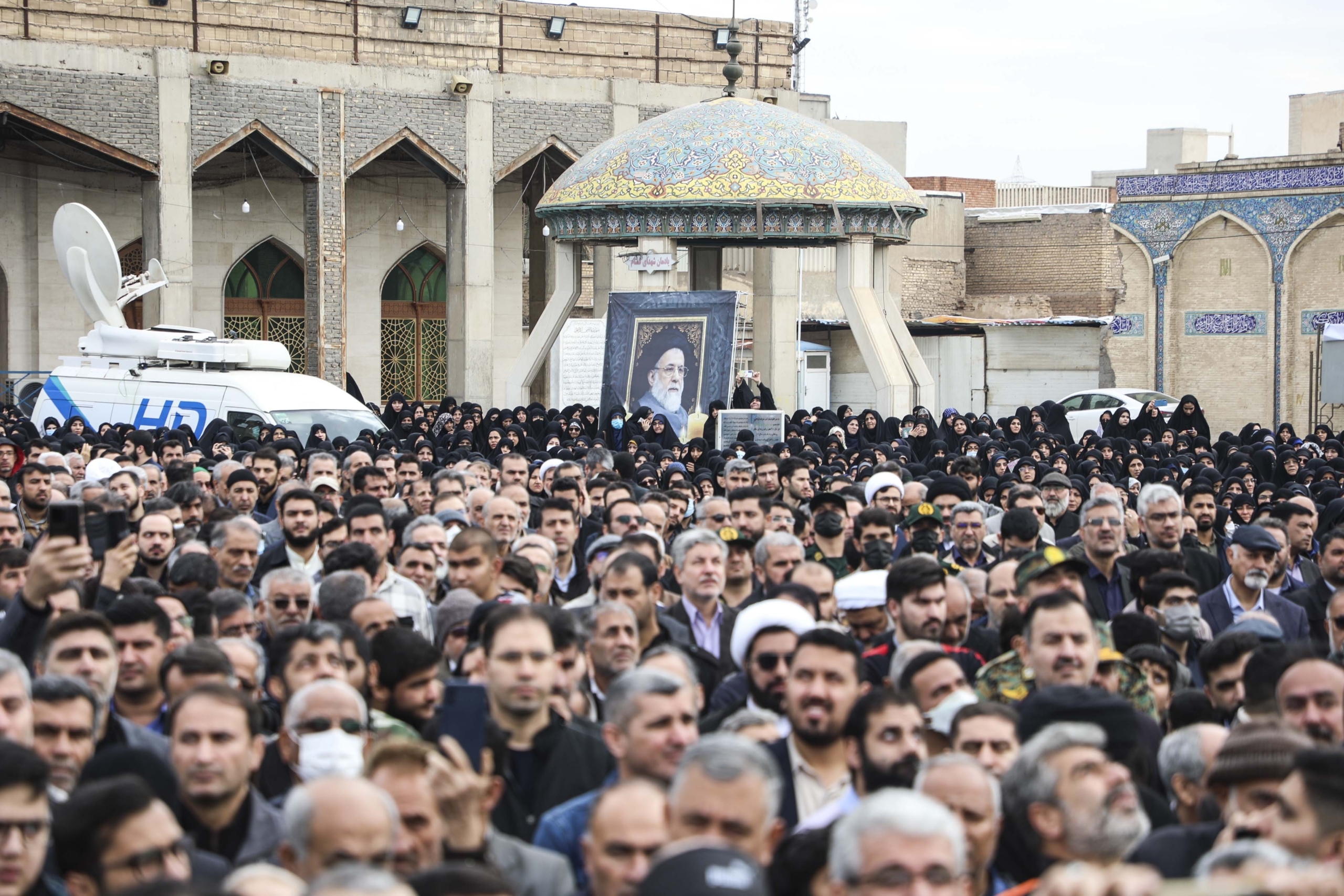 پیکر آیتالله شفیعی تشییع و در جوار فرزندانش به خاک سپرده شد پیکر آیتالله شفیعی تشییع و در جوار فرزندانش به خاک سپرده شد