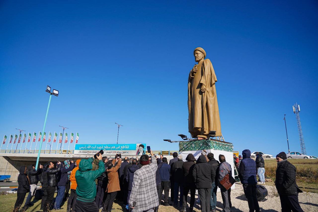 تندیس شهید آیت‌الله رئیسی به‌عنوان ششمین تندیس بزرگ کشور در اردبیل نصب شد