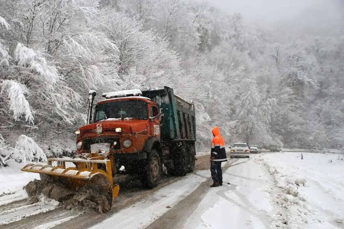 کولاک راه ۲۲۰ روستا را در استان قزوین مسدود کرد کولاک راه ۲۲۰ روستا را در استان قزوین مسدود کرد