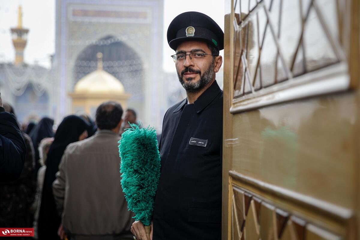 خادمان جوان حضرت رضا(ع)