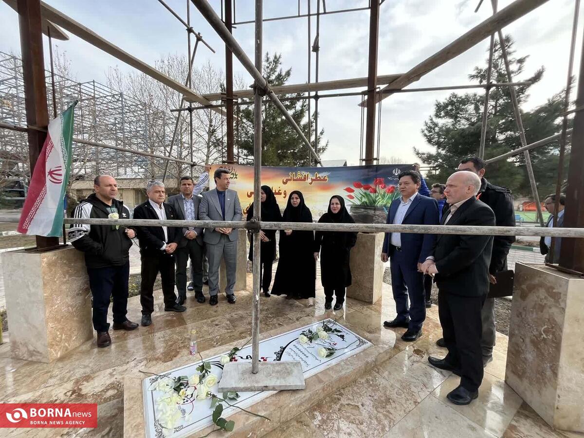 غبارروبی و عطرافشانی مزار شهید گمنام مجموعه شهید بهشتی مشهد در هفته جوان و دهه فجر