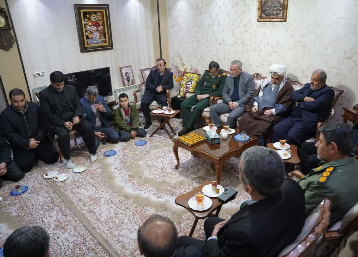 دیدار استاندار قزوین با خانواده شهید مدافع حریم مسجد خادم‌الفقرا؛شهید مهندس حاتم عبدی