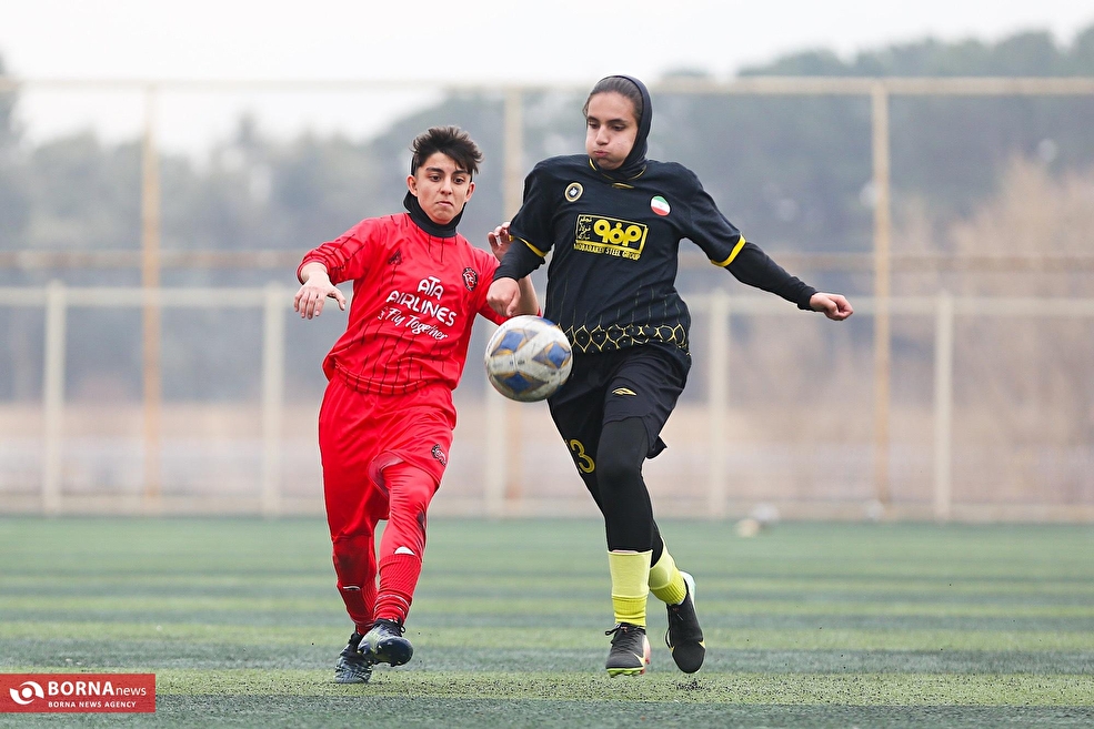 دیدار تیم‌های فوتبال دختران سپاهان - تراکتور