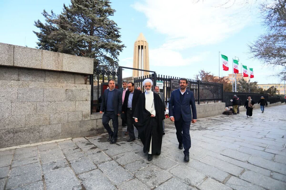 معاون حقوقی رییس جمهور از آرامگاه بوعلی بازدید کرد