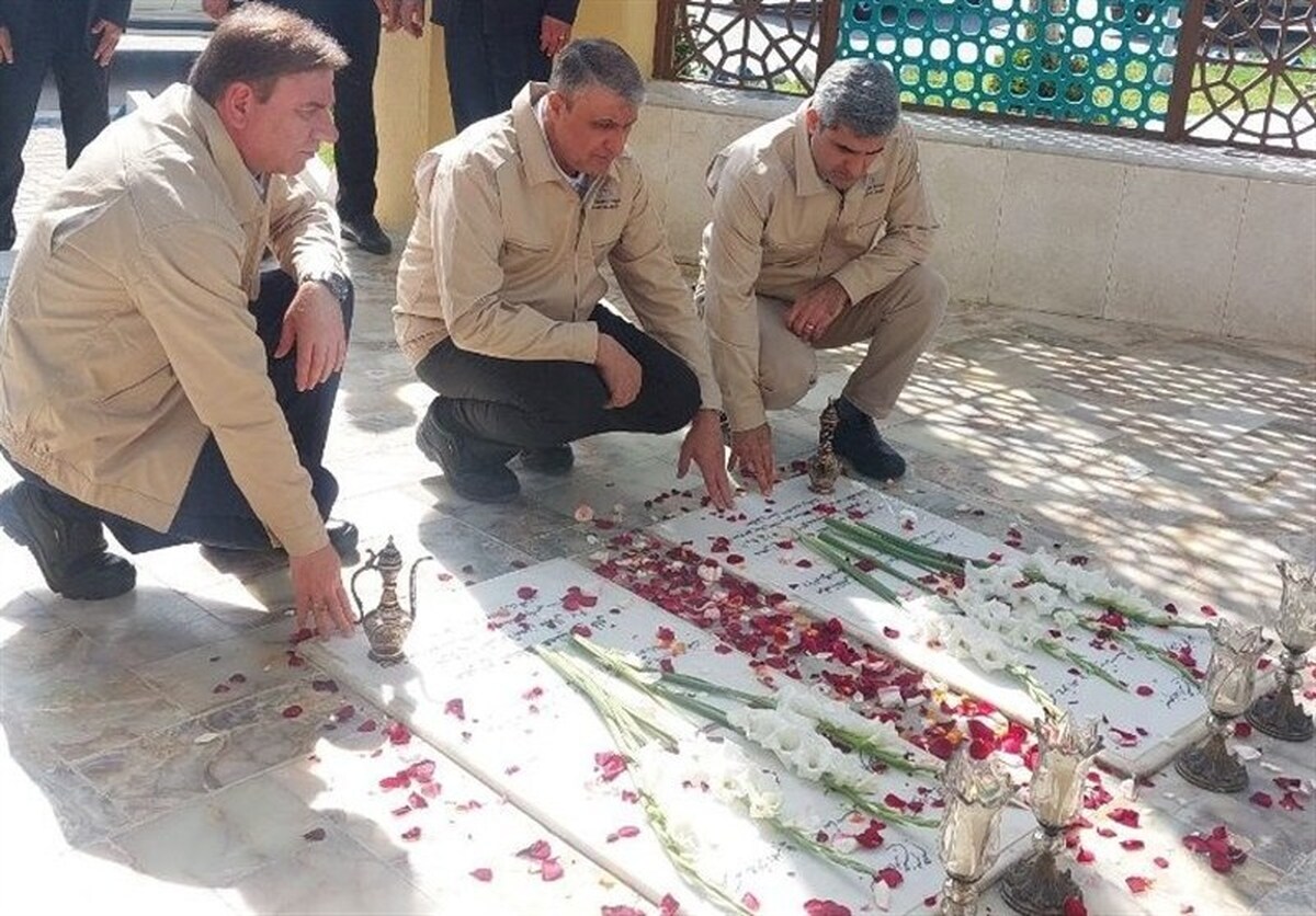 ادای احترام معاون رئیس‌جمهور به شهدای گمنام نیروگاه هسته‌ای بوشهر