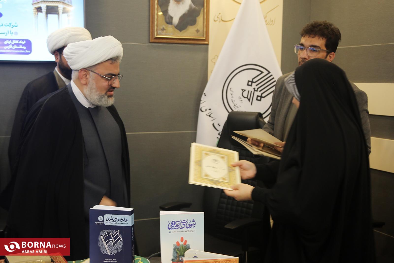 خبرنگاران و عکاسان خبری فارس «سفیر آیهها» شدند/ تشکیل شبکه رسانهای برای جریانسازی مفاهیم قرآنی در سطح استان خبرنگاران و عکاسان خبری فارس «سفیر آیهها» شدند/ تشکیل شبکه رسانهای برای جریانسازی مفاهیم قرآنی در سطح استان