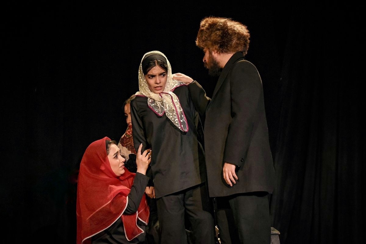 «هُمای» روایتگر زندگی سه زن در برهههای مختلف؛ رهگذر: کمکهزینههای پرداختی در شان جشنواره تئاتر فجر نیست «هُمای» روایتگر زندگی سه زن در برهههای مختلف؛ رهگذر: کمکهزینههای پرداختی در شان جشنواره تئاتر فجر نیست