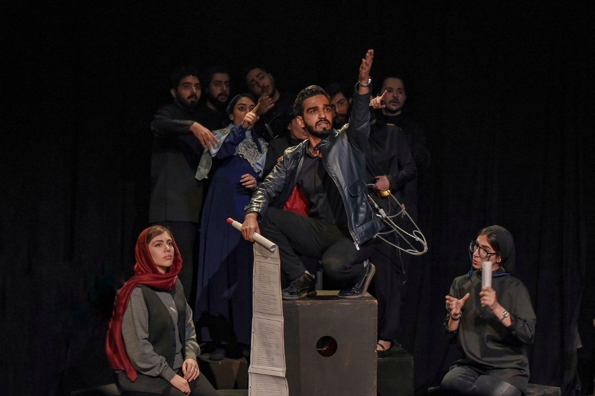 «هُمای» روایتگر زندگی سه زن در برهههای مختلف؛ رهگذر: کمکهزینههای پرداختی در شان جشنواره تئاتر فجر نیست «هُمای» روایتگر زندگی سه زن در برهههای مختلف؛ رهگذر: کمکهزینههای پرداختی در شان جشنواره تئاتر فجر نیست