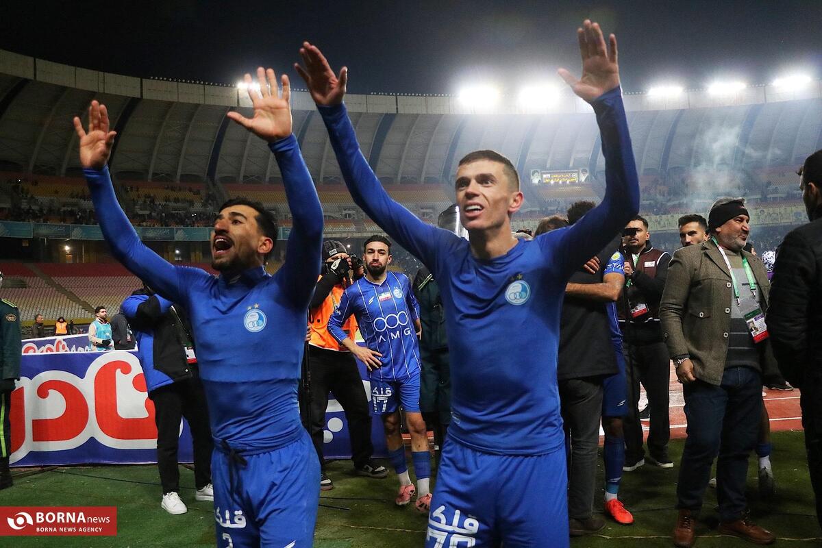 پنجره بسته به آبی‌پوشان لطمه زده است